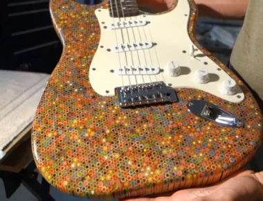 'Εφτιαξε ηλεκτρική κιθάρα με 1.200 ξυλομπογιές- Βήμα-βήμα οι εργασίες σε βίντεο